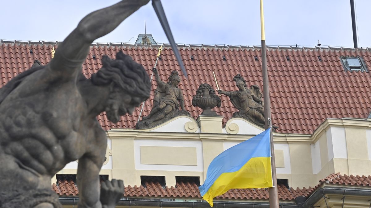 Na Hradě vyvěsili ukrajinskou vlajku